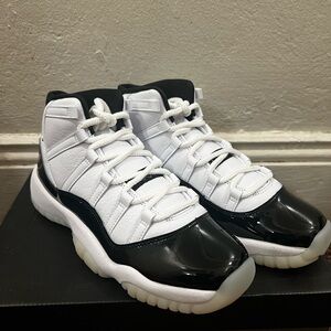 AIR JORDAN 11 RETRO (GS)
WHITE/METALLIC GOLD-BLACK